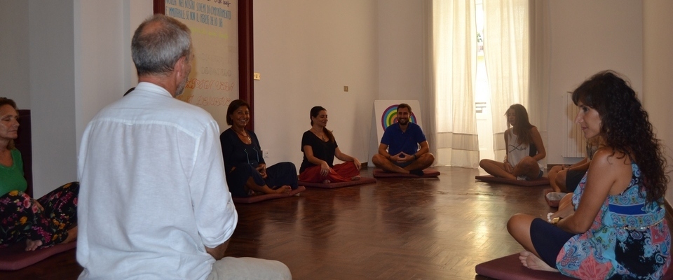 dott. Andrea Punzo guida una sessione di meditazione al Centro Arte della Felicità
